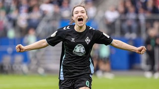 Sophie Weidauer bejubelt ein Tor im Hamburger Volksparkstadion.