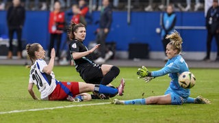 Sopphie Weidauer erzielt gegen den HSV im Fallen das 2:1 für Werder.
