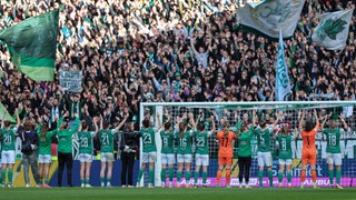 Die Werder-Fußballerinnen applaudieren im Weser-Stadion vor der Ostkurve den Fans für die Unterstützung.