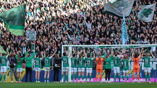 Die Werder-Fußballerinnen applaudieren im Weser-Stadion vor der Ostkurve den Fans für die Unterstützung.