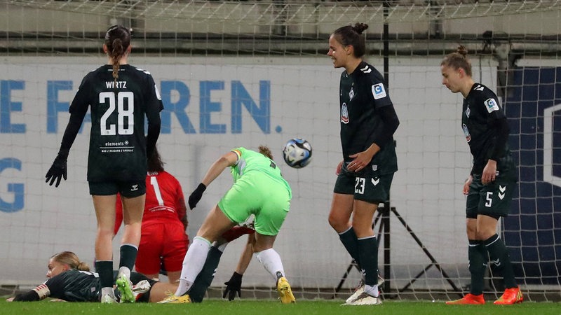 Die Werder-Frauen kassieren ein Tor gegen den VfL Wolfsburg.