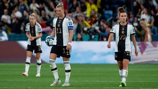 Die Fußball-Nationalspielerinnen Alexandra Popp, Lina Magull und Kathrin Hendrich sind frustriert nach dem Gegentor im WM-Spiel gegen Kolumbien.