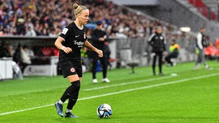 Pia-Sophie Wolter führt den Ball im Trikot von Eintrach Frankfurt.