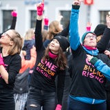 Frauen nehmen am Tanzflashmob "One Billion Rising" teil.
