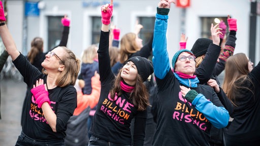 Frauen nehmen am Tanzflashmob "One Billion Rising" teil.