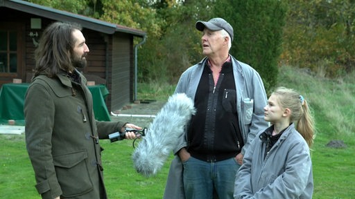Freddy Radeke interviewt Brieftaubenzüchter Heinz Lueken und seine Enkeltochter Malia.
