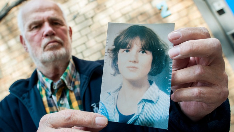 Hans von Möhlmann hält in Hannover ein Foto seiner 1981 ermordeten Tochter Frederike in den Händen. 