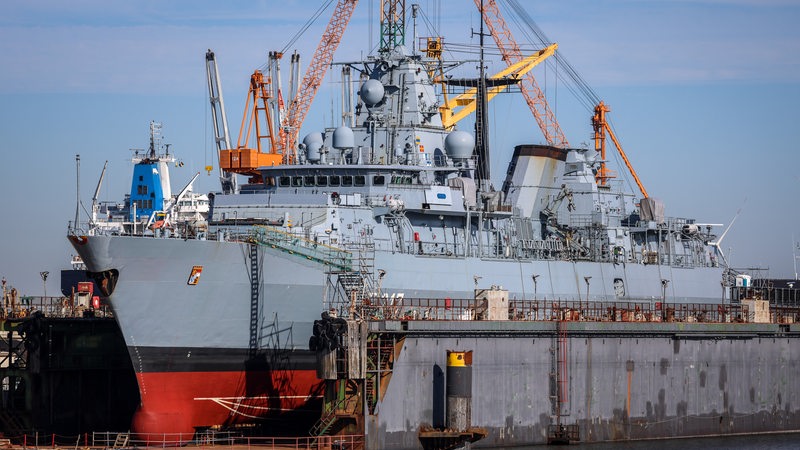 Die Fregatte "Bayern" liegt in einem Dock in Bremerhaven.
