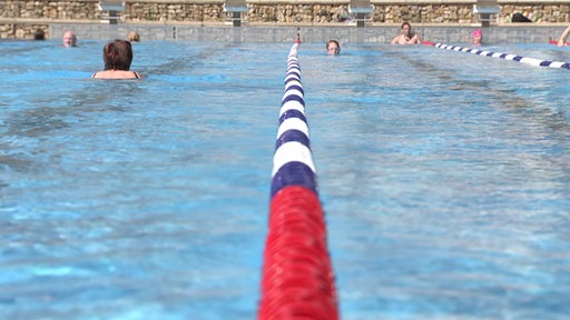 Schwimmende Makierung einer Bahn in einem Freibad.