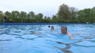 Drei Schwimmer im Freibad Grünhöfe in Bremerhaven ihre Bahnen.