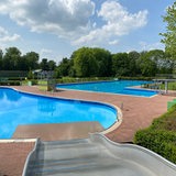 Zwei Schwimmbecken sind nebeneinander zu sehen 
