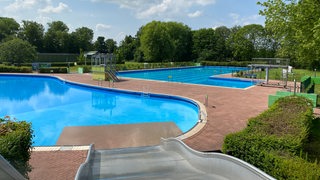 Zwei Schwimmbecken sind nebeneinander zu sehen 