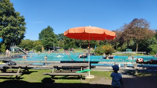 Im Freibad Lunestedt schwimmen mehrere Menschen durchs Becken.