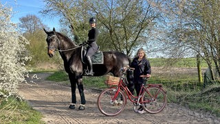 Iris und Carmen Langstädtler von "Freibeik" mit Pferd und Fahrrad
