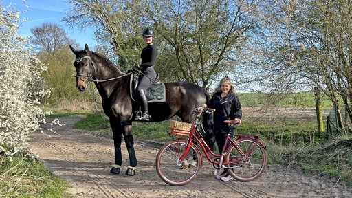 Iris und Carmen Langstädtler von "Freibeik" mit Pferd und Fahrrad
