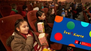 Collage zeigt die Freikarte für Kinder im Land Bremen vor Kindern, die im Kino sitzen