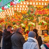Menschen stehen vor einer Bude auf dem Freimarkt