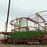 Ein Fahrgeschäft wird auf dem Freimarkt aufgebaut.