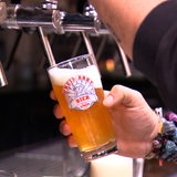 Ein Freimarktsbier wird gezapft.