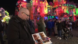 Christian Radoszewski mit seinem Bildband auf dem Freimarkt.