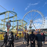 Viele Besucher*innen bei blauem Himmel auf dem Freimarkt in Bremen.