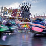 Ein Fahrgeschäft dreht sich auf dem 989. Freimarkt. Der Markt wird seit dem Jahr 1035 veranstaltet und erfasst über das Festgelände Bürgerweide hinaus auch die historische Altstadt.