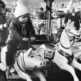 Kinderkarussell mit Schwein und Pferd