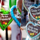 Collage zeigt die Herzen "Ischa Freimarkt" aus Bremen und "Gruß vom Oktoberfest" aus München.