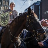 Ein als Bremer Roland verkleideter Reiter reitet zur Eröffnung des 989. Bremer Freimarktes auf den Bremer Marktplatz.