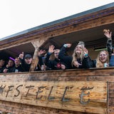 Auf einem Wagen des Freimarkt-Umzugs steht das Wort "Saufstelle" geschrieben.