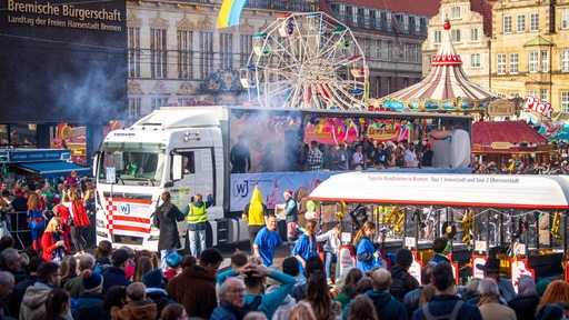 Der Freimarktsumzug fährt durch die Bremer Innenstadt.