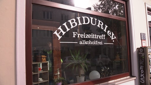 Auf einer Fensterscheibe steht " Hibiduri e.V. - Freizeittreff - alkoholfrei".