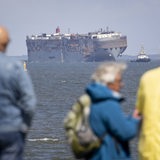 Der Frachter "Fremantle Highway" wird in den Hafen von Eemshaven geschleppt. 