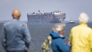 Der Frachter "Fremantle Highway" wird in den Hafen von Eemshaven geschleppt. 