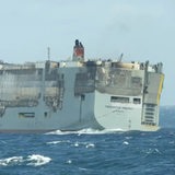 Die "Fremantle Highway" wird von Schleppern gezogen