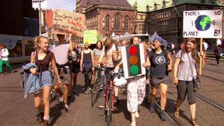 Einige Jugendliche demonstrieren in der Bremer Innenstadt