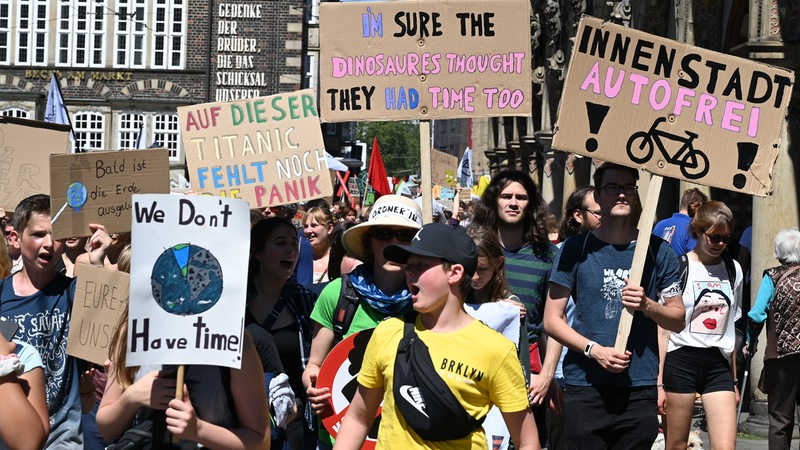 Schülerinnen und Schüler der "Fridays for Future" demonstrieren für den Klimaschutz in der Bremer Innenstadt.