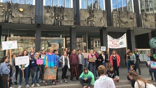 Schüler halten eine einwöchige Mahnwache vor der Bremer Bürgerschaft