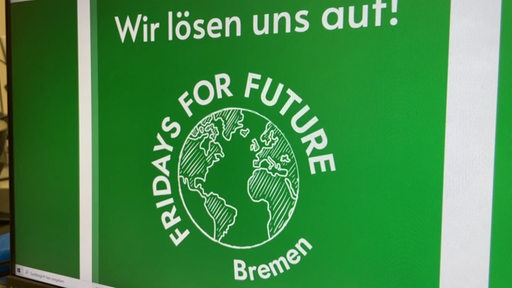 Ein Banner der Fridays for Future-Bewegung auf dem steht: "Wir lösen uns auf!".