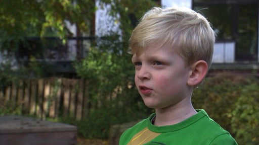 Blonder, fünfjähriger Junge im Profil