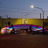 In Regenbogenfarben ausgeleuchteter Tunnel mit großem Emblem aus Bremer Schlüssel und Taube