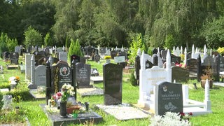 Ein Friedhof mit zahlreichen Grabsteinen.