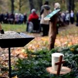 Ein Grab auf einem Friedhof