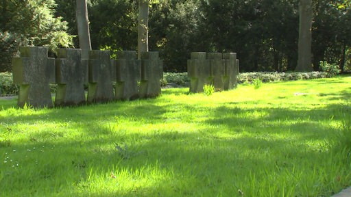Mehrere Grabsteine auf dem Osterholzer Friedhof.
