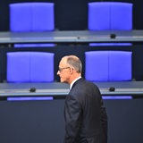 Friedrich Merz steht allein im Bundestag.