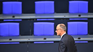 Friedrich Merz steht allein im Bundestag.