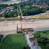 Schwimmkran bringt erstes Bauteil für neue Friesenbrücke über die Ems