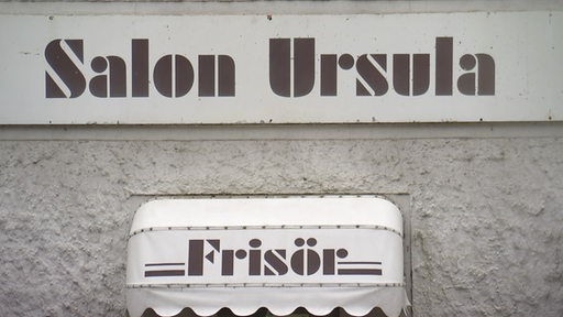 Die Fassade des von Künstlerinnen und Künstler eröffneten Friseursalon Ursula.