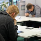 Fahrschüler einer theoretischen Prüfung bei der Dekra (Archivbild)