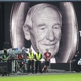 Bei einer Gedenkminute wird ein Bild von Trautmann gezeigt.